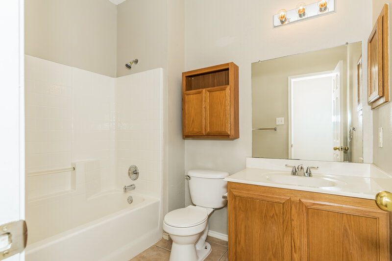 2,380/Mo, 7800 Hidden Path Ln Denton, TX 76210 Bathroom View
