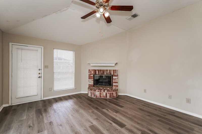2,050/Mo, 4001 Periwinkle Dr Fort Worth, TX 76137 Living Room View