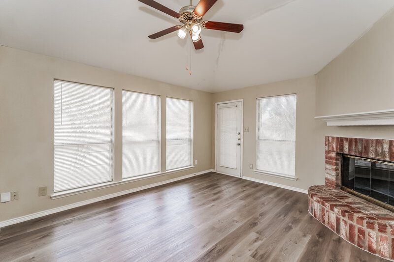 2,050/Mo, 4001 Periwinkle Dr Fort Worth, TX 76137 Living Room View 2