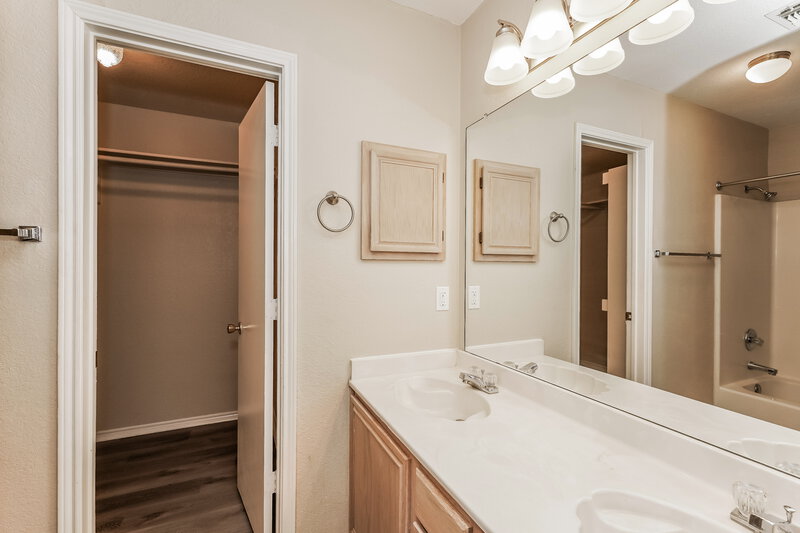2,050/Mo, 4001 Periwinkle Dr Fort Worth, TX 76137 Main Bathroom View