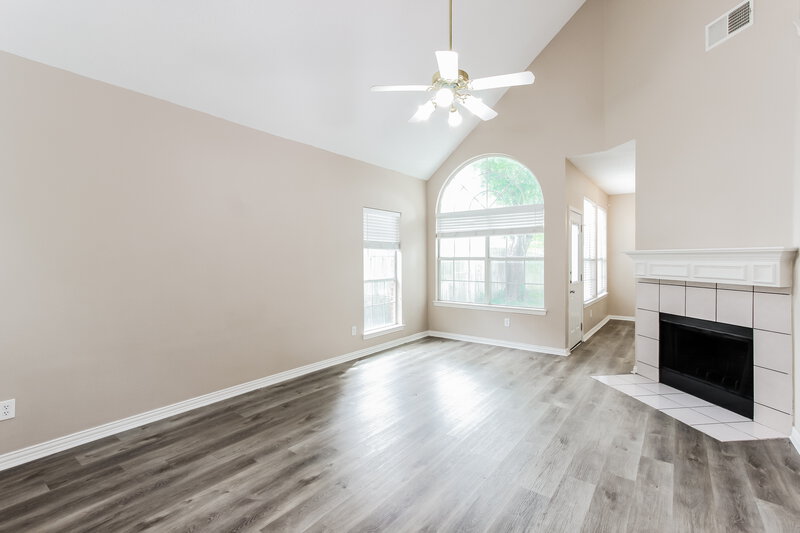 2,250/Mo, 18707 Riverstone Ct Dallas, TX 75252 Living Room View