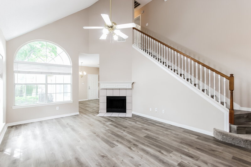 2,250/Mo, 18707 Riverstone Ct Dallas, TX 75252 Living Room View 2