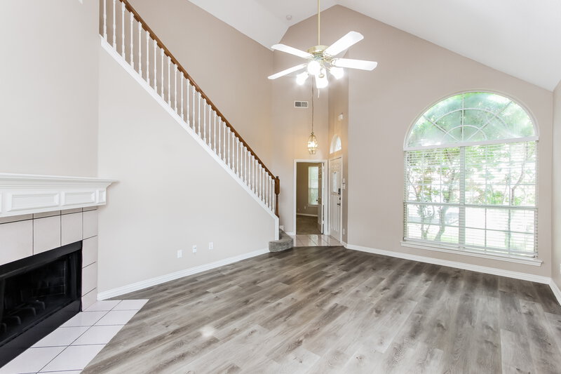 2,250/Mo, 18707 Riverstone Ct Dallas, TX 75252 Living Room View 3