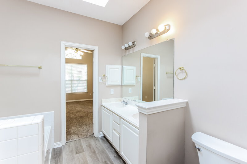 2,250/Mo, 18707 Riverstone Ct Dallas, TX 75252 Main Bathroom View