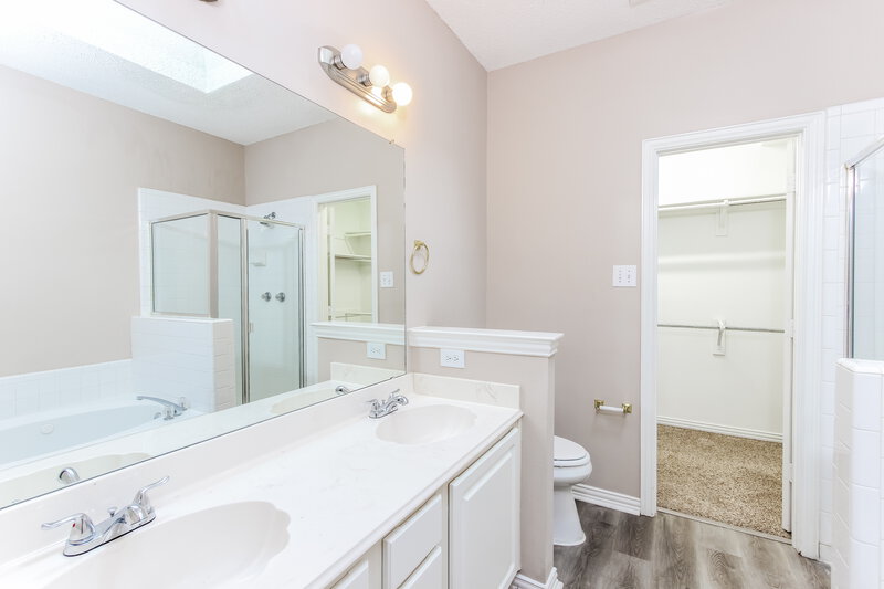 2,250/Mo, 18707 Riverstone Ct Dallas, TX 75252 Main Bathroom View 2