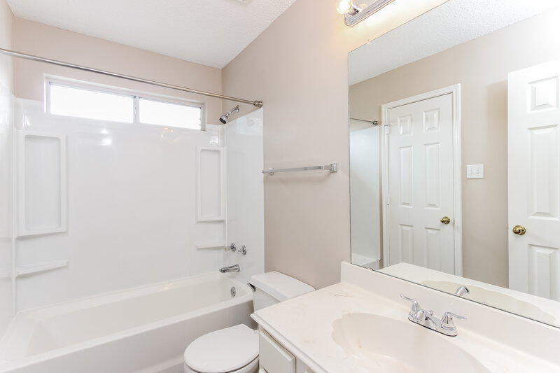 2,250/Mo, 18707 Riverstone Ct Dallas, TX 75252 Bathroom View