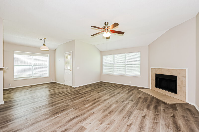 1,880/Mo, 322 Oakhurst Dr Seagoville, TX 75159 Living Room View
