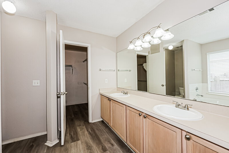 1,880/Mo, 322 Oakhurst Dr Seagoville, TX 75159 Main Bathroom View