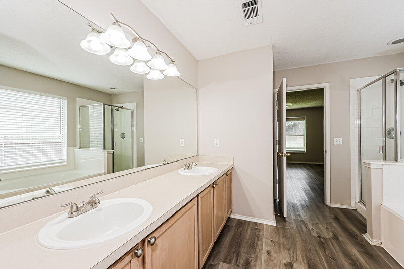 1,880/Mo, 322 Oakhurst Dr Seagoville, TX 75159 Main Bathroom View 2