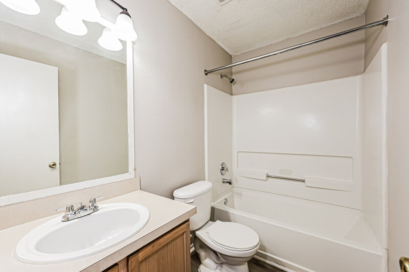 1,880/Mo, 322 Oakhurst Dr Seagoville, TX 75159 Bathroom View