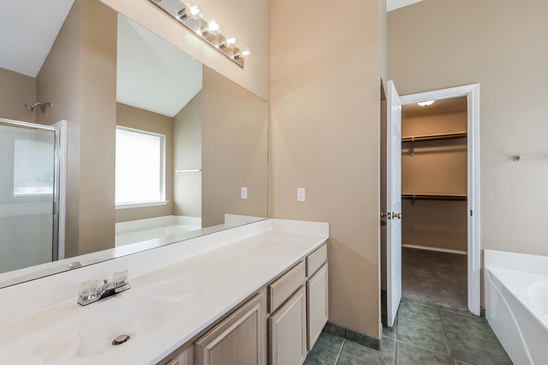 2,059/Mo, 1033 Weaver St Cedar Hill, TX 75104 Main Bathroom View