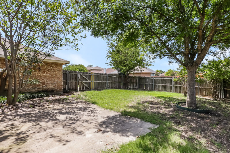 2,059/Mo, 1033 Weaver St Cedar Hill, TX 75104 Rear View