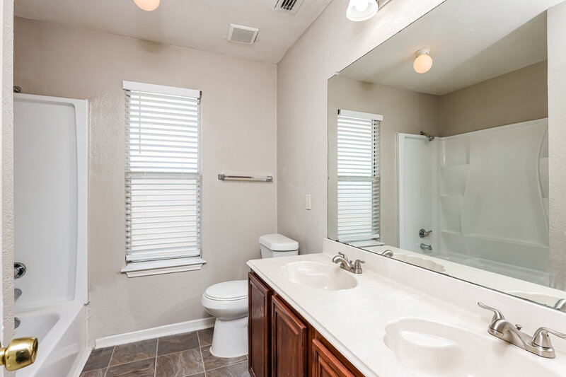 2,625/Mo, 2029 Austin Dr Mesquite, TX 75181 Bathroom View