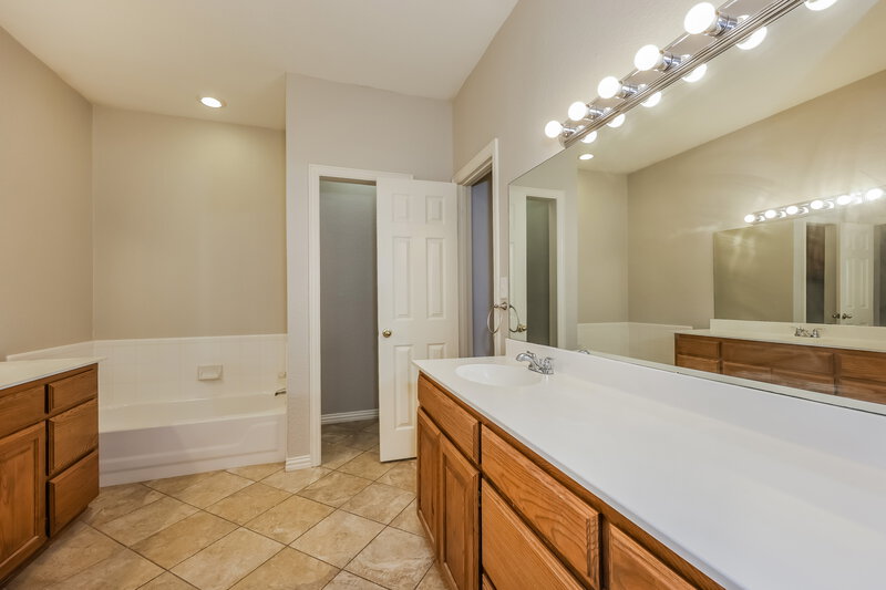 2,310/Mo, 3512 Wessex Ct Denton, TX 76210 Main Bathroom View