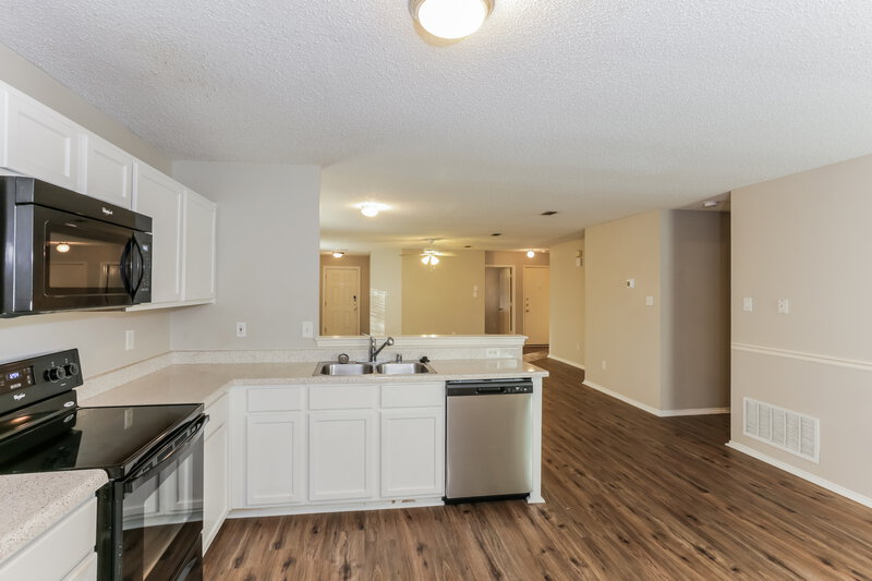 2,055/Mo, 918 Anvil Creek Dr Arlington, TX 76001 Kitchen View 2