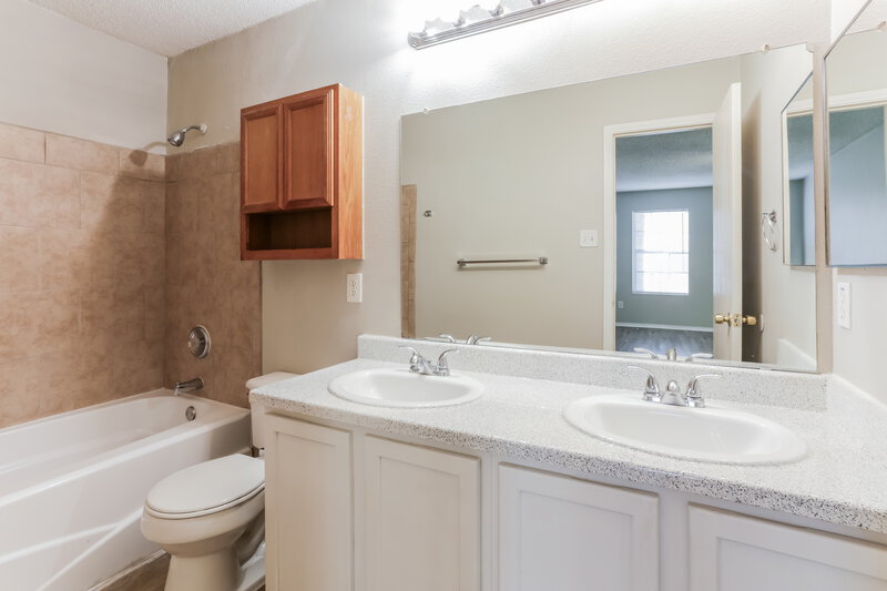 2,055/Mo, 918 Anvil Creek Dr Arlington, TX 76001 Main Bathroom View