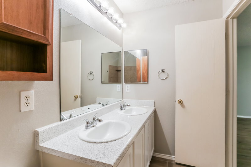 2,055/Mo, 918 Anvil Creek Dr Arlington, TX 76001 Main Bathroom View 2