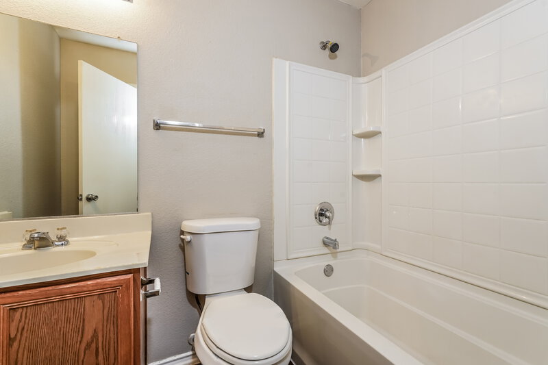 2,020/Mo, 1440 Castle Ridge Rd Fort Worth, TX 76140 Main Bathroom View