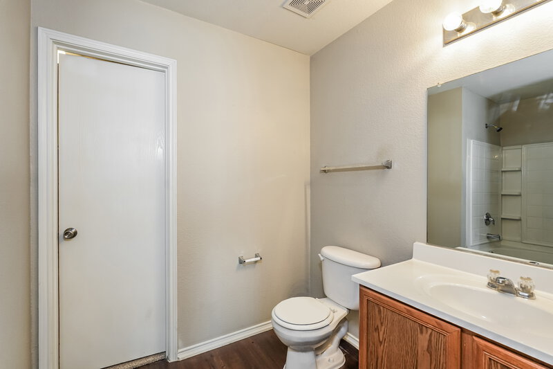 2,020/Mo, 1440 Castle Ridge Rd Fort Worth, TX 76140 Bathroom View