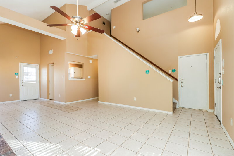 2,260/Mo, 301 Moss Hill Dr Arlington, TX 76018 Living Room View 2