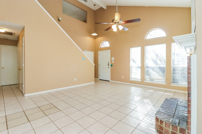 2,260/Mo, 301 Moss Hill Dr Arlington, TX 76018 Living Room View 3