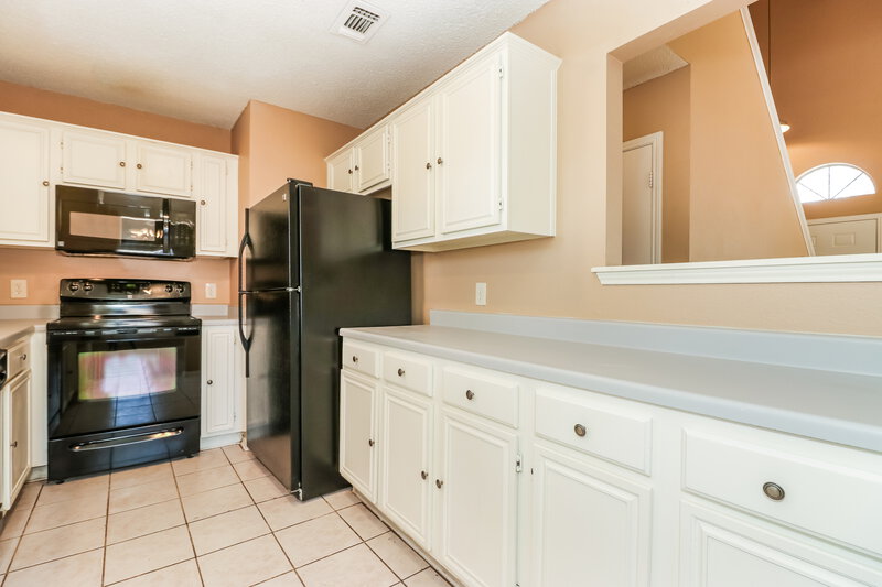 2,260/Mo, 301 Moss Hill Dr Arlington, TX 76018 Kitchen View