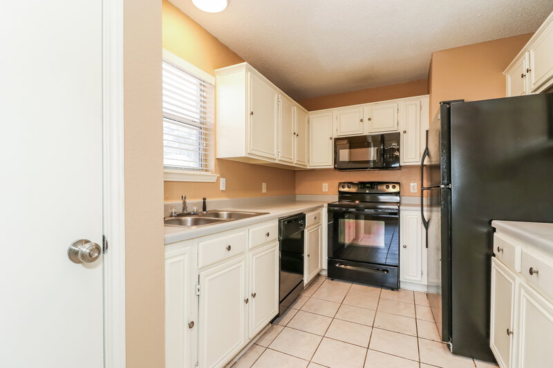 2,260/Mo, 301 Moss Hill Dr Arlington, TX 76018 Kitchen View 2