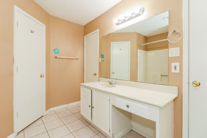 2,260/Mo, 301 Moss Hill Dr Arlington, TX 76018 Main Bathroom View