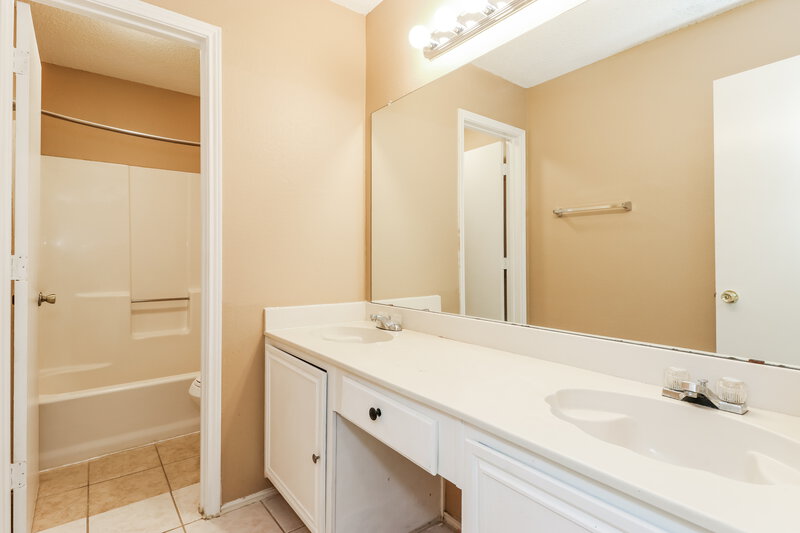 2,260/Mo, 301 Moss Hill Dr Arlington, TX 76018 Bathroom View