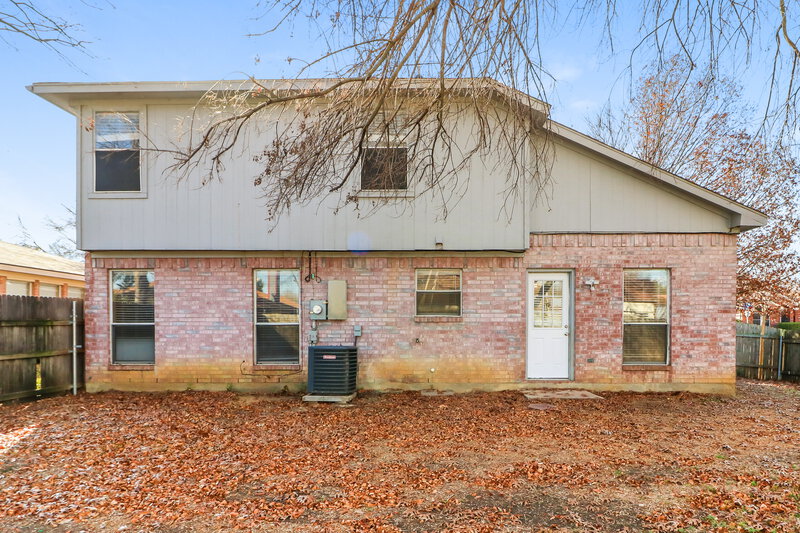 2,260/Mo, 301 Moss Hill Dr Arlington, TX 76018 Rear View