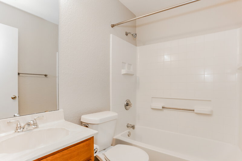 2,070/Mo, 526 Berryhill Dr Mansfield, TX 76063 Main Bathroom View