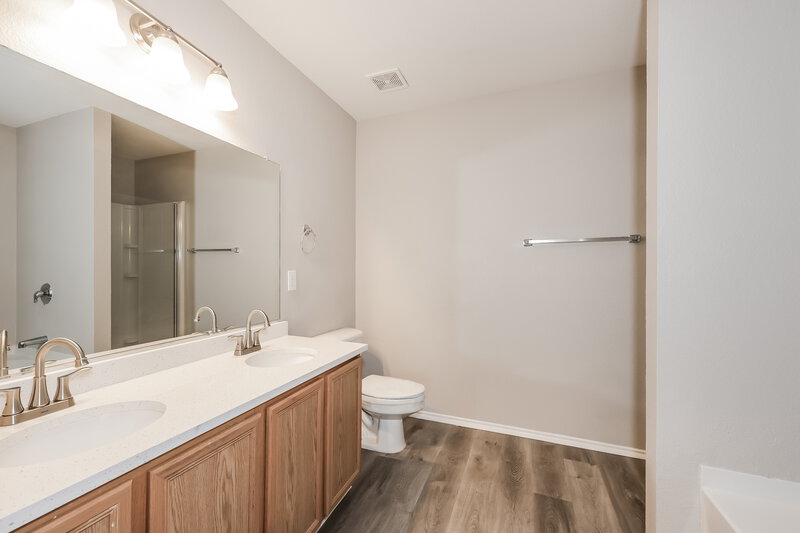 2,200/Mo, 1164 Browntop St Crowley, TX 76036 Main Bathroom View