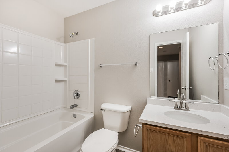 2,200/Mo, 1164 Browntop St Crowley, TX 76036 Bathroom View