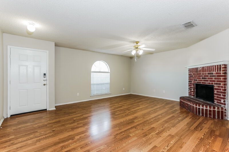 1,875/Mo, 617 Sawyer Dr Saginaw, TX 76179 Living Room View