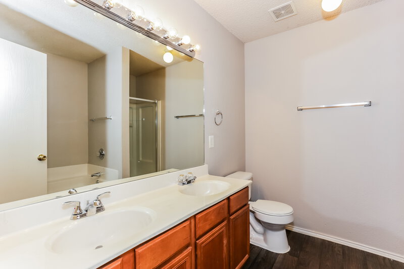 1,875/Mo, 617 Sawyer Dr Saginaw, TX 76179 Main Bathroom View
