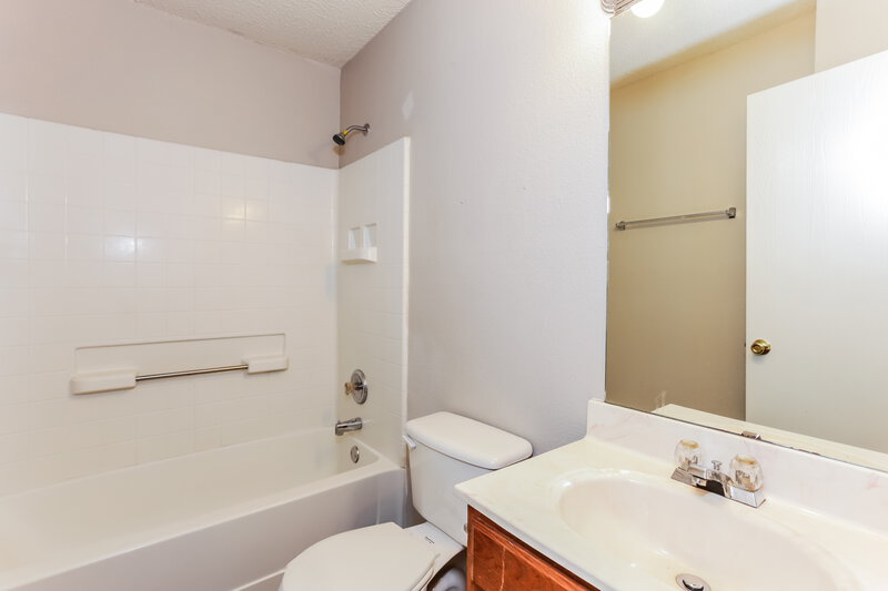 1,875/Mo, 617 Sawyer Dr Saginaw, TX 76179 Bathroom View