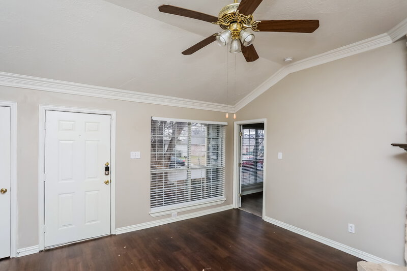 2,090/Mo, 1107 Falconcrest Ct Arlington, TX 76017 Living Room View 2