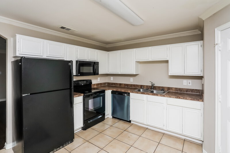 2,090/Mo, 1107 Falconcrest Ct Arlington, TX 76017 Kitchen View 2