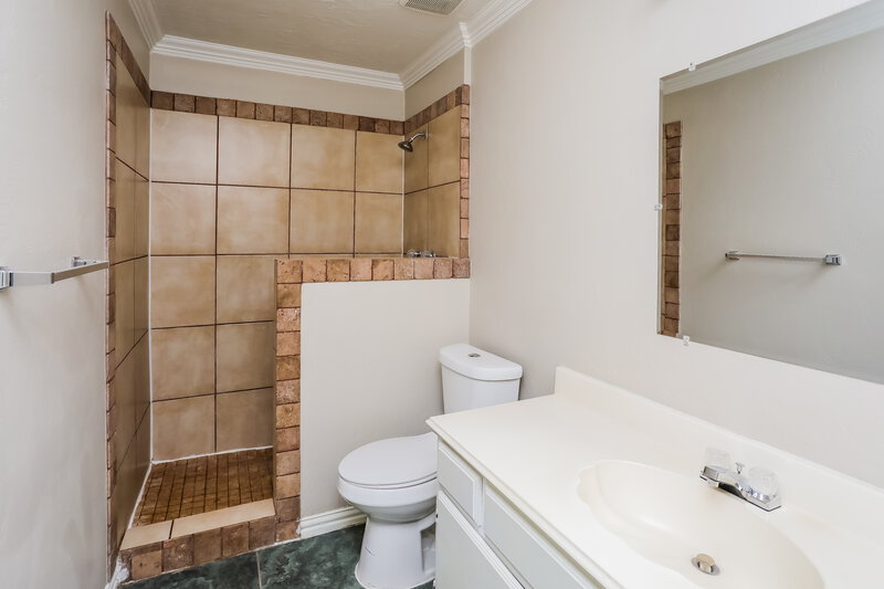 2,090/Mo, 1107 Falconcrest Ct Arlington, TX 76017 Main Bathroom View