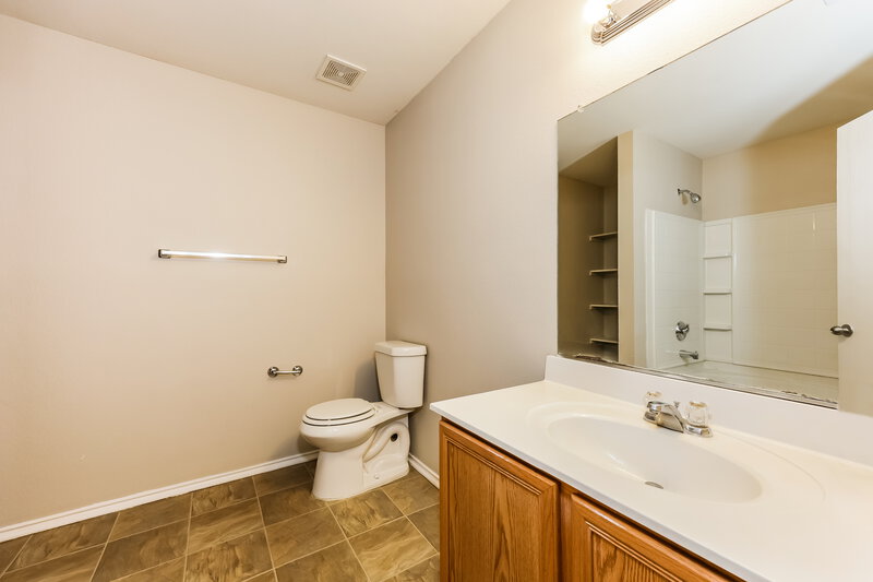 1,730/Mo, 1304 Castle Ridge Rd Fort Worth, TX 76140 Main Bathroom View