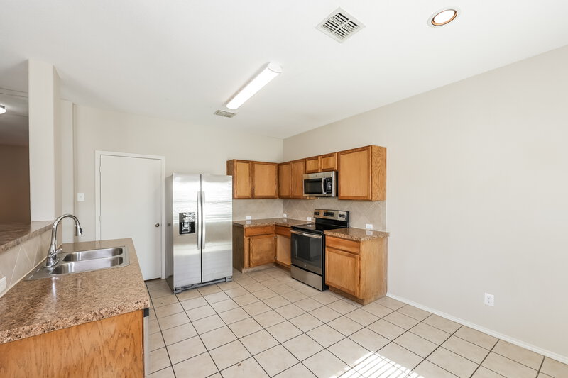 2,125/Mo, 1600 Chivalry Ln Fort Worth, TX 76140 Kitchen View
