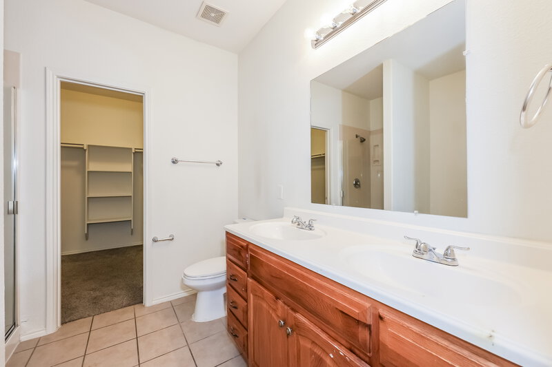 2,125/Mo, 1600 Chivalry Ln Fort Worth, TX 76140 Main Bathroom View