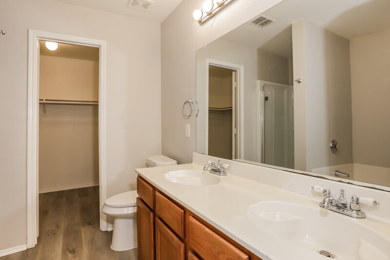 2,740/Mo, 8109 Canoe Ridge Ln Denton, TX 76210 Main Bathroom View