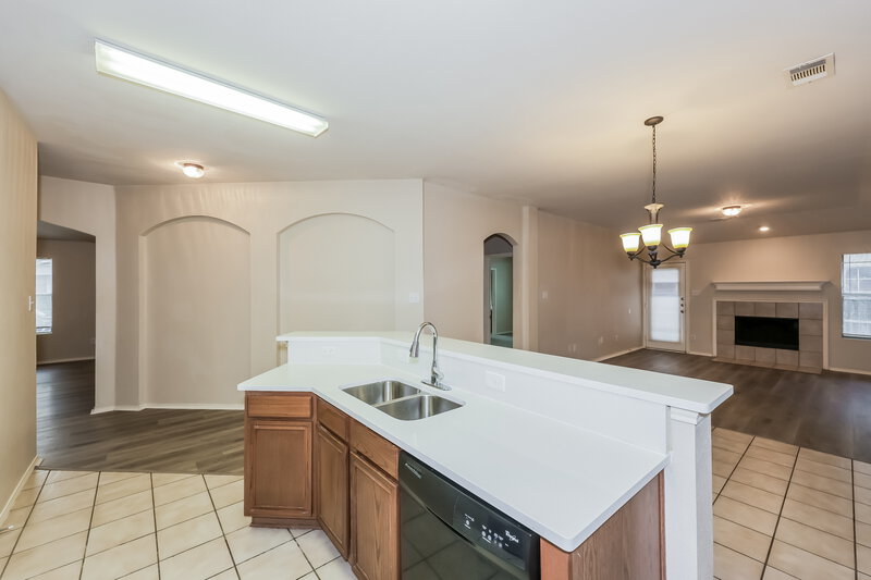 2,300/Mo, 7201 Lake Front Trl Arlington, TX 76002 Kitchen View 2