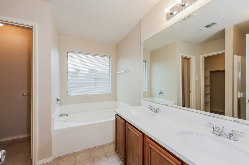 2,300/Mo, 7201 Lake Front Trl Arlington, TX 76002 Main Bathroom View