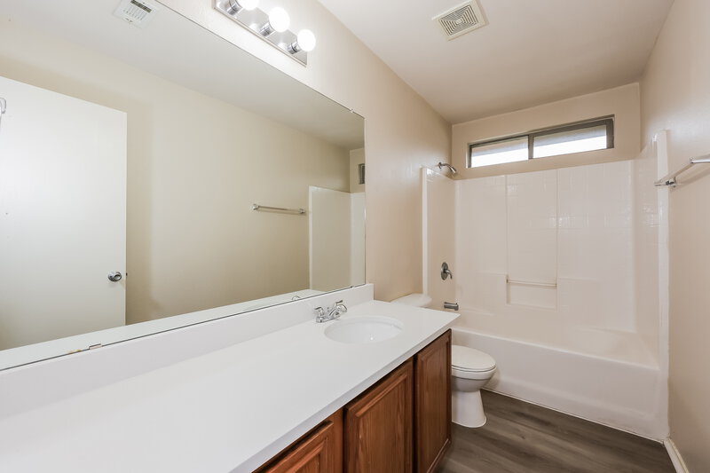 2,300/Mo, 7201 Lake Front Trl Arlington, TX 76002 Bathroom View