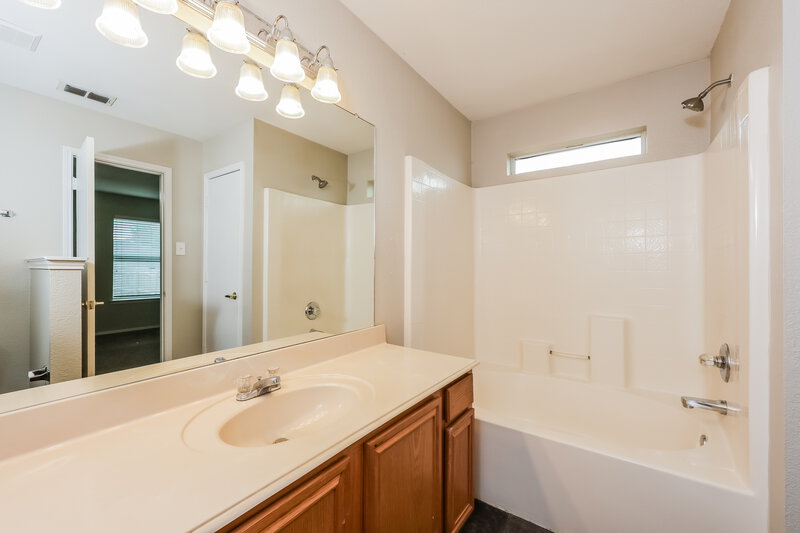 1,860/Mo, 2736 Cochran Way Fort Worth, TX 76108 Main Bathroom View
