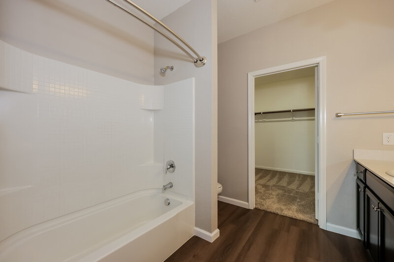 2,125/Mo, 2305 Agate Glenn Heights, TX 75154 Main Bathroom View 2