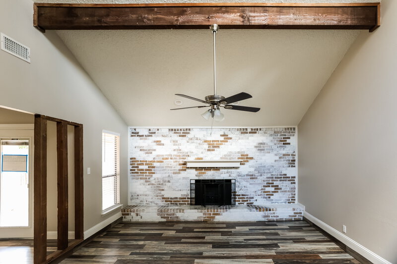 2,410/Mo, 5303 Oak Springs Dr Arlington, TX 76016 Living Room View 2