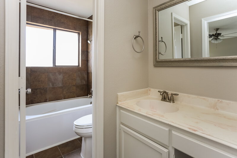 2,410/Mo, 5303 Oak Springs Dr Arlington, TX 76016 Main Bathroom View